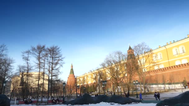 Alexander-Gärten war einer der ersten städtischen öffentlichen Parks in Moskau, Russland. Es erstreckt sich entlang der ganzen Länge der westlichen Kremlmauer zwischen dem Bau der Moskauer Manege und dem Kreml. — Stockvideo