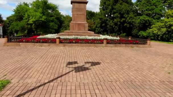 Kutuzov Smolensk - bir konumlar Smolensk, Rusya Federasyonu için anıt. Şehir, varsayım Katedrali yakınındaki orta kısmında yer alan. — Stok video