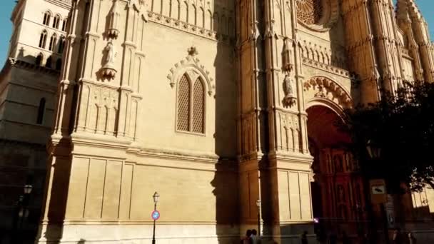 Kathedraal van Santa Maria van Palma, meer bekend als La Seu, is rooms-katholieke gotische kathedraal in Palma, Mallorca, Spanje, gebouwd op de site van een reeds bestaande Arabische moskee. — Stockvideo