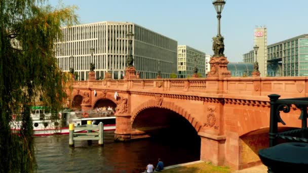 Moltke-brug over rivier de Spree in Berlijn, Duitsland. In 1891 voltooid — Stockvideo