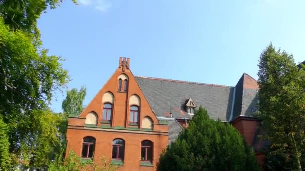 Iglesia de Salvador con hermosa fachada. Calle Nansenstrasse en Potsdam, Alemania. Potsdam es del estado federal alemán de Brandeburgo, en el río Havel. . — Vídeos de Stock