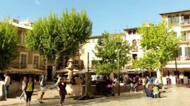 Kilise Saint Placa Doğu tarafında karşı karşıya Bartholomew ajuntament tarafından çevrili ve Banco de Nottingham, Katalan Mimar Joan Rubio ben Bellver. Nottingham, Mallorca, Balear Adaları, İspanya.