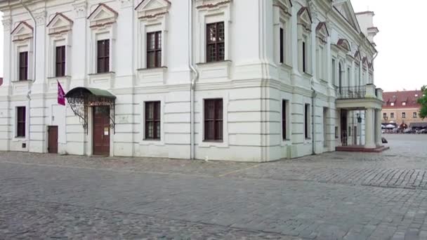Das Rathaus von Kaunas steht inmitten des Rathausvorplatzes im Herzen der Altstadt, Kaunas, Litauen. Das Bauwerk stammt aus dem 16. Jahrhundert. Es beherbergt ein Museum für Keramik. — Stockvideo