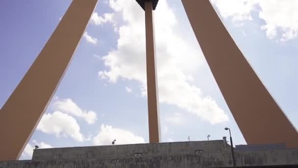 Riga Radio et TV Tower en Lettonie est la plus haute structure de l'Union européenne. Il a été construit entre 1979 et 1989 avec le financement du gouvernement central de l'Union soviétique. C'est la troisième plus haute tour d'Europe .