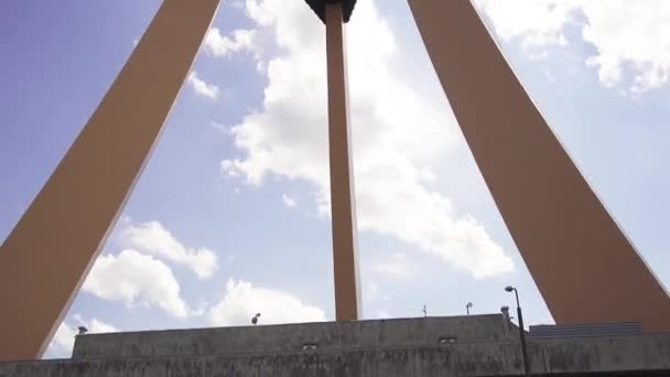 Riga Radio and TV Tower en Letonia es la estructura más alta de la Unión Europea. Fue construido entre 1979 y 1989 con fondos del gobierno central de la Unión Soviética. Es la tercera torre más alta de Europa . — Vídeo de stock