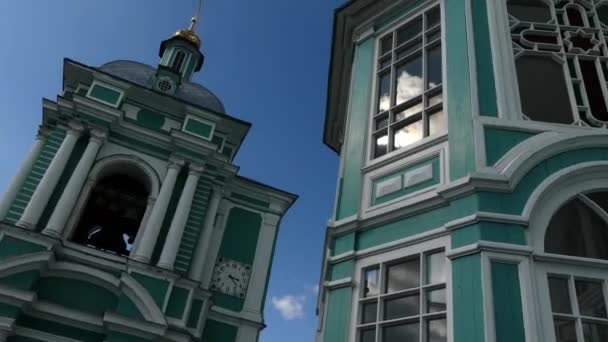 Catedral Iglesia de la Asunción, dominando la ciudad de Smolensk, Federación Rusa, desde la colina alta Catedral, ha sido la iglesia principal del obispado de Smolensk durante 800 años . — Vídeos de Stock