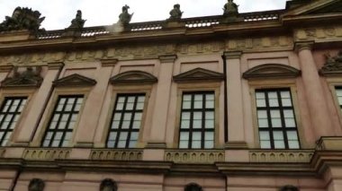 Zeughaus (eski Arsenal), Berlin, Almanya, Unter den Linden, en eski yapıdır. Brandenburg seçmen Frederick III tarafından yaptırılmıştır.