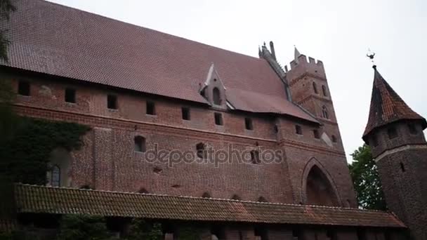 Slottet av tyska orden i Malbork är det största slottet i världen av yta. Den byggdes i Marienburg, prussiaen av den tyska orden, i form av en längre fästning. — Stockvideo