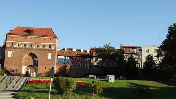 Klostertor des Heiligen Geistes oder Jungfrauentor - eines von drei mittelalterlichen Toren von Torun, Polen, die bis heute überlebt haben. Tor wurde im flämischen gotischen Stil erbaut und zeichnet sich durch robustes Design aus. — Stockvideo