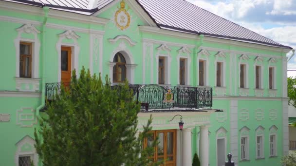 Cámaras patriarcales en la Trinidad Lavra de San Sergio es el monasterio ruso más importante y el centro espiritual de la Iglesia ortodoxa rusa. Sergiev Posad, Rusia . — Vídeo de stock