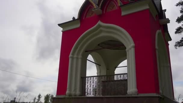 Capilla en el sitio de origen del río Moscú, distrito de Mozhaysk, Rusia . — Vídeos de Stock