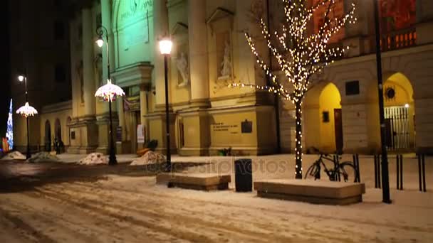 Krakowskie Przedmiescie i nyår. Royal Avenue utgör den nordligaste delen av Warszawas kungliga rutt och förbinder Gamla stan och Kungliga slottet vid Slottstorget i Warszawa, Polen. — Stockvideo