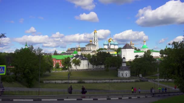 Trinity Lavra av Sankt Sergius är viktigaste ryska kloster och andliga centrum av ryska ortodoxa kyrkan. Klostret ligger i staden Sergiyev Posad, Ryssland. — Stockvideo