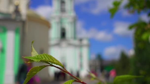 Overdracht van focus: vijf-voudige Lavra klokkentoren, gebouwd in de jaren 1741-1770. Trinity Lavra van St. Sergius is Russische klooster en spirituele centrum van Russisch-orthodoxe kerk. Sergiev Posad, Rusland. — Stockvideo
