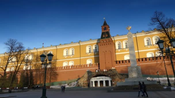 Alexander tuinen was één van de eerste stedelijke openbare parken in Moskou, Rusland. Het is stuk langs alle de lengte van de westelijke muur van het Kremlin tussen gebouw van Moskou Manege en het Kremlin. — Stockvideo