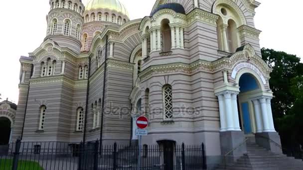 Geboorte van Christus kathedraal, Riga, Letland werd gebouwd om te ontwerpen door Nikolai Chagin en Robert Pflug in een Neo-Byzantijnse stijl tussen 1876 en 1883, periode land onderdeel van Russische Rijk toen — Stockvideo