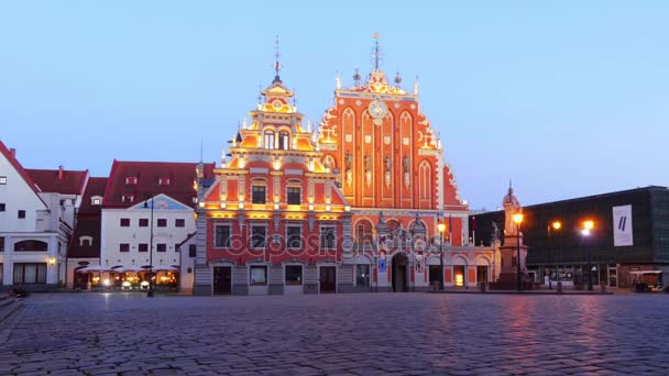 House of Blackheads är byggnaden ligger i gamla stan i Riga, Lettland. Ursprungliga byggnaden uppfördes under 1300-talet för Svartbrödernas, guild för ogifta tyska köpmän. — Stockvideo