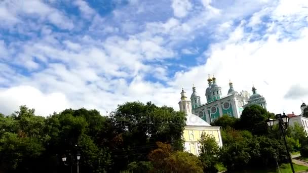 Památník Kutuzov v Smolensk - jedna z atrakcí města Smolensk, Ruská federace. Nachází se v centrální části města, v blízkosti katedrály Nanebevzetí Panny Marie. — Stock video