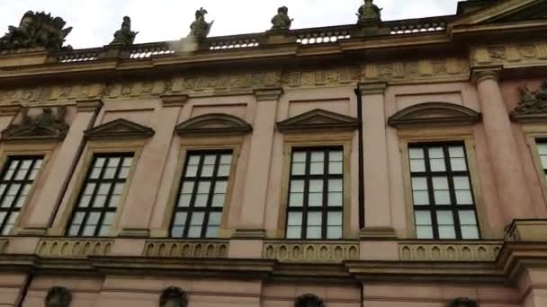 Zeughaus in berlin, deutschland ist das älteste bauwerk unter den linden. es wurde von brandenburger kurfürst frederick iii errichtet. — Stockvideo