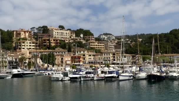 Port de Soller is een dorp en de haven van de stad in Mallorca, Balearen, Spanje. Samen met dorp van Fornalutx en het gehucht Biniaraix combineren ze aan formulier Soller. — Stockvideo