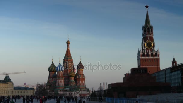 Red Square in Moscow, Russia. It separates Kremlin, official residence of President of Russia, from historic merchant quarter known as Kitai-gorod. Red Square - central square of Moscow. — Stock Video