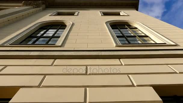 Tablica pamiątkowa z Max Karl Ernst Ludwig Plancka w Uniwersytecie Humboldta w Berlinie jest jednym z najstarszych uniwersytetów w Niemczech, założona na Uniwersytecie w Berlinie przez Wilhelm von Humboldt. — Wideo stockowe