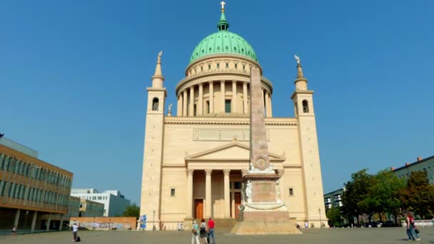 St. Nicholas Church in Potsdam is een Evangelische Lutherse kerk op oude marktplein (Alter Markt), Duitsland. Centraal plan gebouw in classicistische stijl werd gebouwd naar plannen van Karl Friedrich Schinkel. — Stockvideo