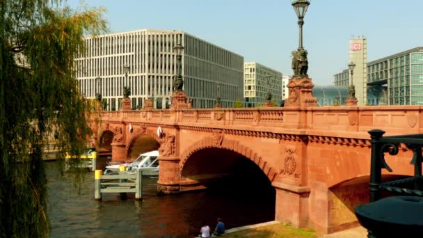 Moltke bro över floden Spree i Berlin, Tyskland. — Stockvideo