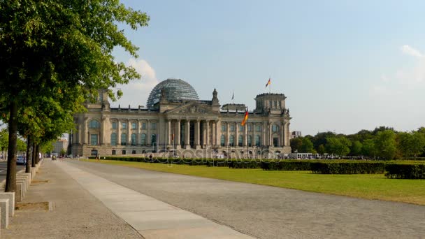 Rijksdag gebouw (Bundestag) is een historische bouwwerk in Berlijn, Duitsland, gebouwd huis de Rijksdag van het Duitse Keizerrijk. — Stockvideo