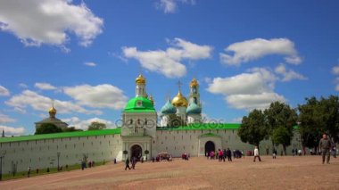 Trinity Lavra St Sergius en önemli Rus Manastırı ve Rus Ortodoks Kilisesi'nin ruhani merkezi olduğunu. Manastır şehri, Sergiyev Posad içinde Rusya Federasyonu yer almaktadır.