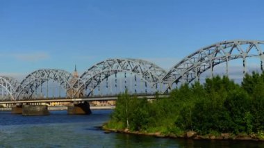 Demiryolu Köprüsü (Dzelzcela Eğer) Riga'da Daugava Nehri geçerek köprüdür
