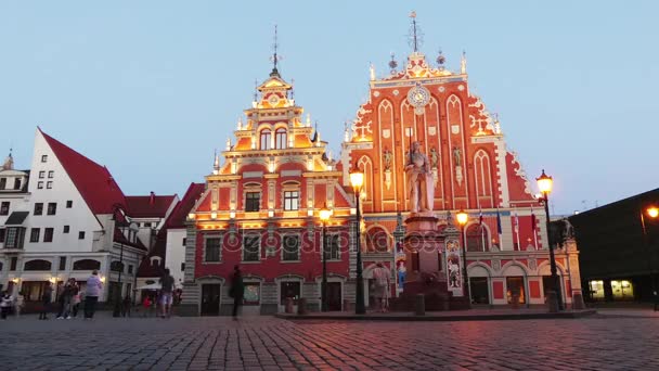 House of Blackheads är byggnaden ligger i gamla stan i Riga, Lettland. Ursprungliga byggnaden uppfördes under 1300-talet för Svartbrödernas, guild för ogifta tyska köpmän. — Stockvideo