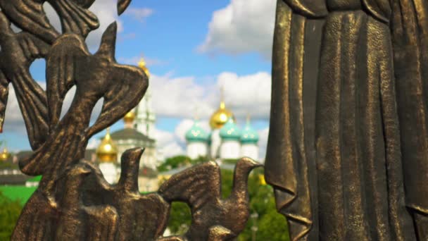 Trindade Lavra de São Sérgio é o mais importante mosteiro russo e centro espiritual da Igreja Ortodoxa Russa. Mosteiro está situado na cidade de Sergiyev Posad, Federação Russa . — Vídeo de Stock