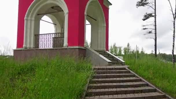 Kapel op de bronsite van Moskou rivier, Mozhaysk district, Rusland. — Stockvideo