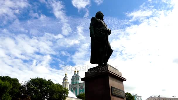 Пам'ятник Кутузов в Смоленську - одна з визначних пам'яток Смоленськ, Російська Федерація. Розташована в центральній частині міста, поблизу Собор Успіння. — стокове відео