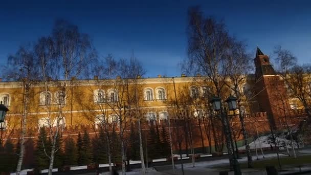 Alexander tuinen was één van de eerste stedelijke openbare parken in Moskou, Rusland. Het is stuk langs alle de lengte van de westelijke muur van het Kremlin tussen gebouw van Moskou Manege en het Kremlin. — Stockvideo