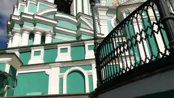 Kathedraal kerk van Maria Hemelvaart, domineert de stad Smolensk, Russische Federatie, van verheven kathedraal Hill, al jarenlang belangrijkste kerk van Smolensk bisdom 800. — Stockvideo