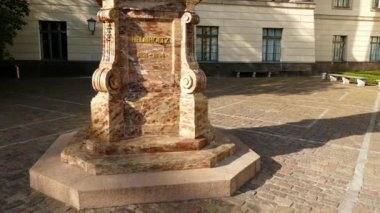 Anıt Hermann Ludwig Ferdinand von Helmholtz Berlin Humboldt Üniversitesi Almanya, Berlin Üniversitesi Wilhelm von Humboldt tarafından kurulan en eski üniversitelerinden biridir.