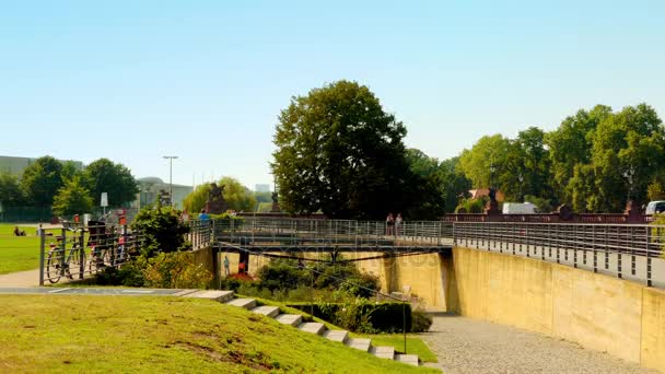 ドイツ ・ ベルリンのシュプレー川のモルトケ橋。1891 年に完了しました。 — ストック動画