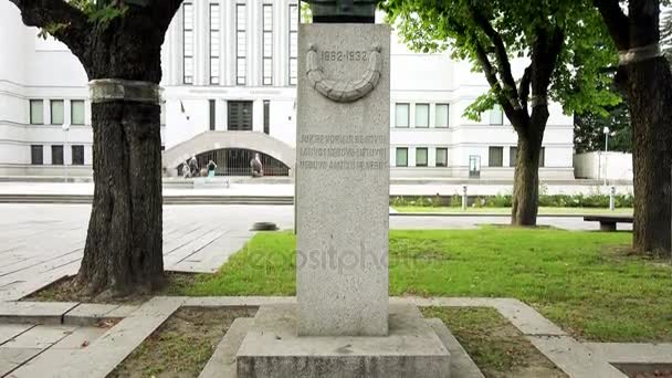 Monumento a Jonas Maironis, Kaunas, Lituania. Maironis (3 de noviembre de 1862 28 de junio de 1932) es uno de los poetas lituanos más famosos. Nació en Pasandravys, distrito de Raseiniai municipio . — Vídeo de stock