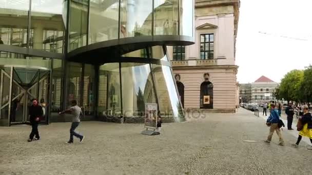 Σπειροειδής σκάλα και στο πίσω μέρος (επέκταση του Μουσείου) Γερμανικό Ιστορικό Μουσείο. Deutsches Historisches Museum, Dhm για συντομία, είναι Μουσείο στο Βερολίνο αφιερωμένη στην Γερμανική ιστορία. — Αρχείο Βίντεο