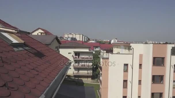 Daken van huizen in Cluj-Napoca. Cluj-Napoca is tweede meest bevolkte stad in Roemenië, na de nationale hoofdstad Boekarest, en hoofdplaats van het district Cluj in het noordwestelijke deel van het land. — Stockvideo