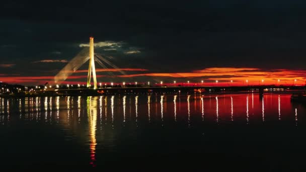 Vansu Bridge a Riga è un ponte funivia che attraversa il fiume Daugava a Riga — Video Stock
