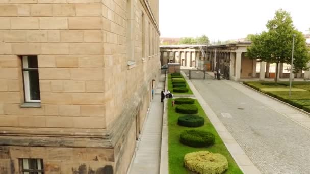 Colonnade in Alte Nationalgalerie (oude National Gallery) op Staatliche Museen in Berlijn, Duitsland, tonen collectie kunstwerken neoklassieke, Romantisch, Biedermeier, impressionistische en vroege modernistische. — Stockvideo