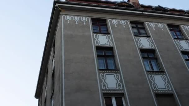 Iglesia de San Juan Bautista y San Juan Evangelista, Basílica menor, Catedral de la Diócesis de Torun, Polonia. Iglesia gótica, construida de ladrillo, una sala aislada con monumental torre oeste . — Vídeo de stock