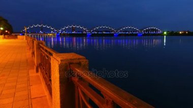Demiryolu Köprüsü (Dzelzcela Eğer) Riga'da Daugava Nehri geçerek köprüdür