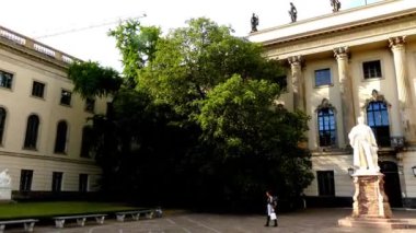 Berlin Humboldt Üniversitesi tarihinde Berlin Üniversitesi liberal Prusya eğitim reformcu ve dilbilimci Wilhelm von Humboldt tarafından kurulan Almanya'nın en eski üniversitelerinden biridir.