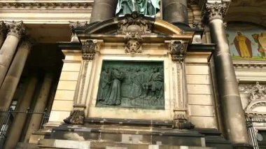 Berlin Cathedral (Berliner Dom) Evanjelist Yüce bucak ve Collegiate Kilisesi, Berlin, Almanya kısa adıdır. Bu Mitte borough müze Adası üzerinde yer almaktadır.