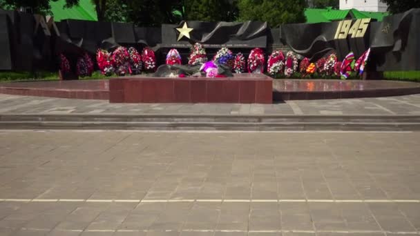 Memorial con una llama eterna dedicada a la victoria del pueblo ruso en la Gran Guerra Patria (1941-1945). Sergiev Posad, Rusia . — Vídeo de stock