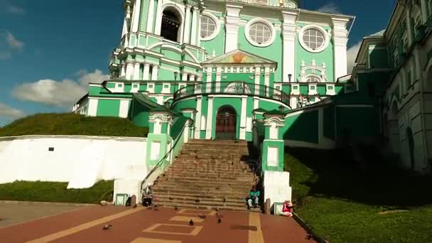 Katedrális templom feltételezés, dominál a város Szmolenszk, Orosz Föderáció, a magasztos katedrális Hill, már fő templom Szmolenszk püspökség 800 éve. — Stock videók